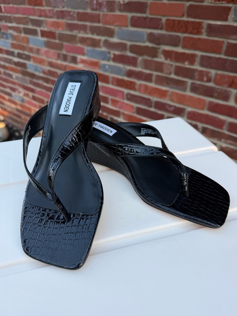 Brand New Steve Madden Black Croc-Embossed Square-Toe Thong Heels